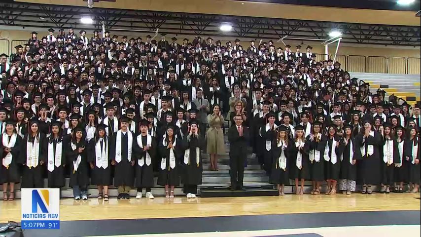 Estudiantes reciben su diploma de asociados en Brownsville ISD