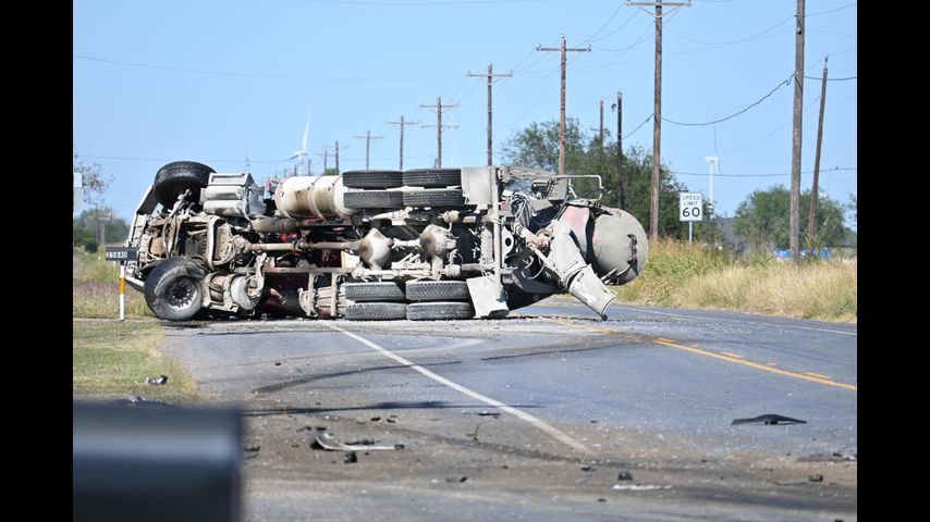 Un grave accidente cerca de Harlingen provoca un vertido de diesel y el cierre de la carretera