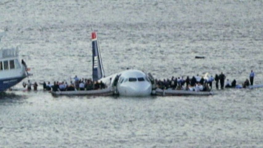 Самолет приземляющийся на воду. Аварийная посадка a320 на Гудзон. Посадка а320 на Гудзон пилот. Airbus a320 Гудзон. Посадка самолёта на Гудзон в 2009 году.