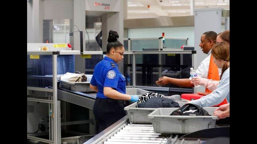 No. of no-show airport security screeners soars in shutdown