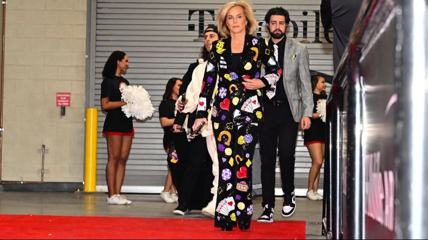 Kim Mulkey outfit adorned in lucky charms for season opener in Vegas