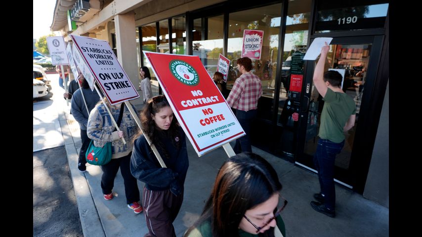 Huelga de Starbucks se expande y cierra casi 60 de sus tiendas en EEUU