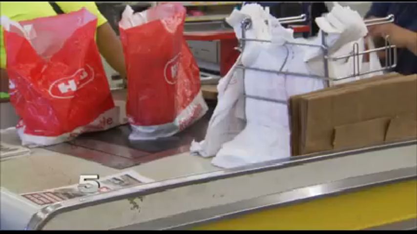 Ciudadanos de Brownsville Reaccionan a la Prohibición del Uso de Bolsas de Plástico