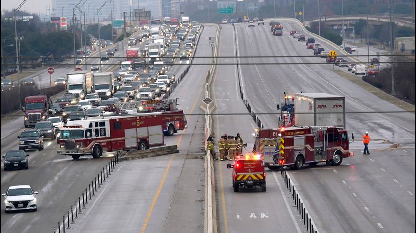 5 killed in massive crash on icy Texas interstate