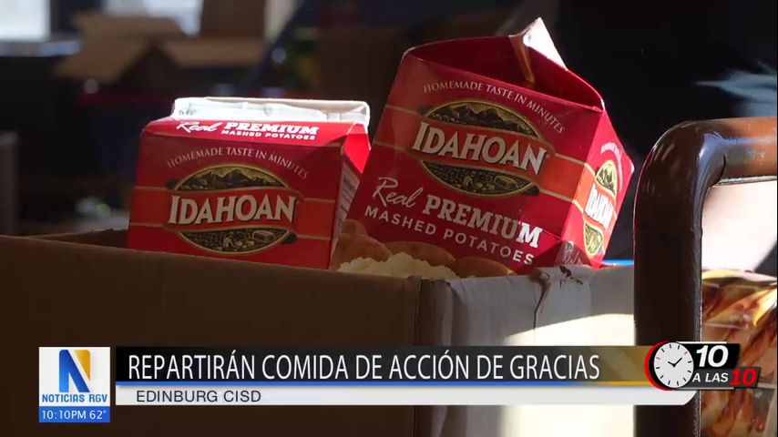 Estudiantes en Edinburg se preparan para entregar platos de comida a la comunidad