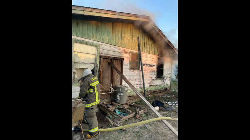 Bomberos rescatan varios animales de un incendio en una casa en La Grulla