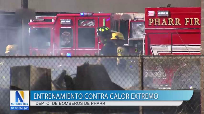 Bomberos toman precauciones contra el calor mientras protegen a la comunidad