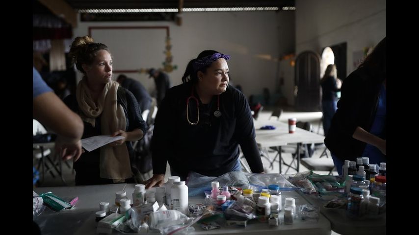 Médicos voluntarios atienden a migrantes en la frontera