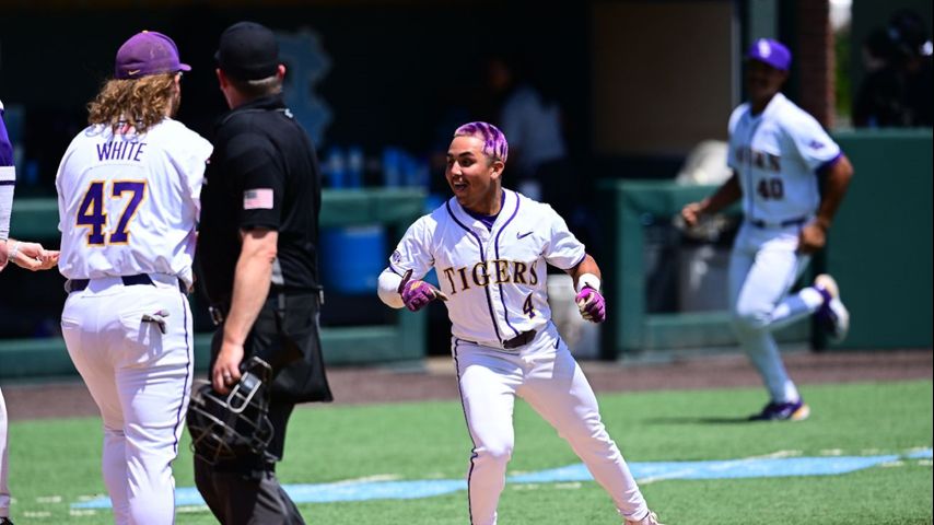 Le baseball LSU bat Wofford sur un circuit lors du premier match régional de la NCAA