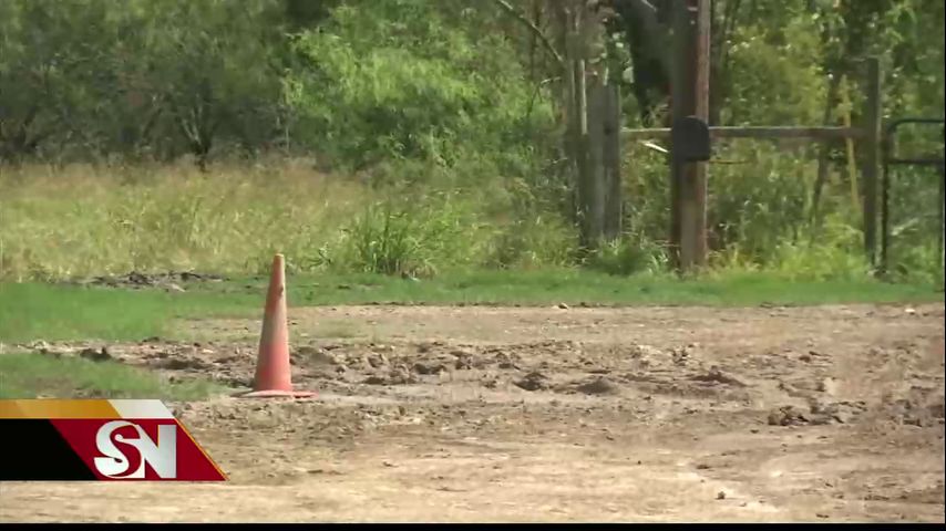 Residentes de Weslaco arreglan calle con sus propios recursos