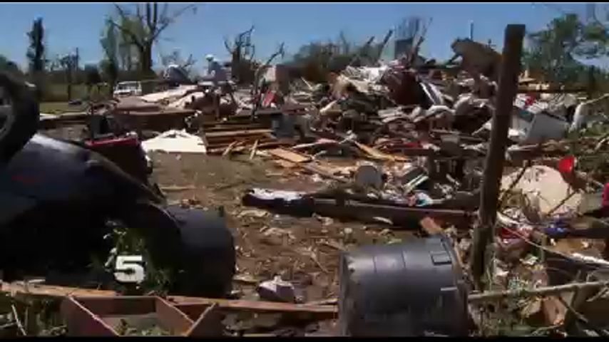 Residentes Recuperándose de Tornados Mortales al Este de Texas.