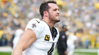 Saints' Derek Carr leaves game against Packers with shoulder injury after  getting sacked