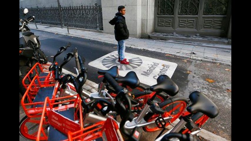 Notorious for bad fumes, Madrid launches polluting-car ban