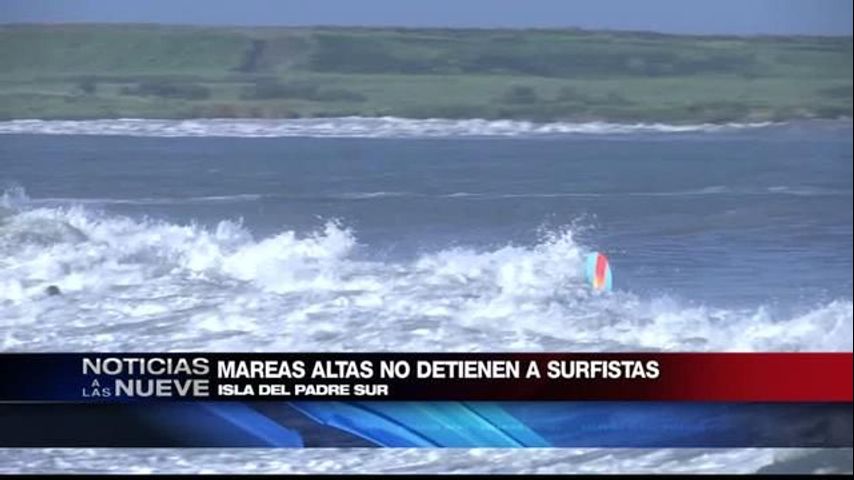 Mareas Altas no Detienen a Surfistas