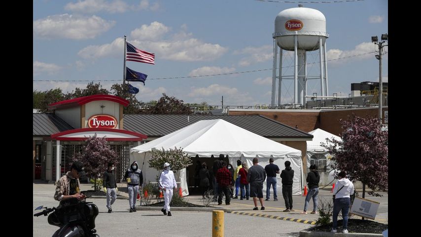 Mientras Trump quiere reabrir, miles se enferman