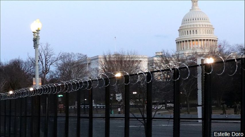 Coche embiste la barricada del Capitolio, hiriendo a 2 policías,uno murió hay un arresto