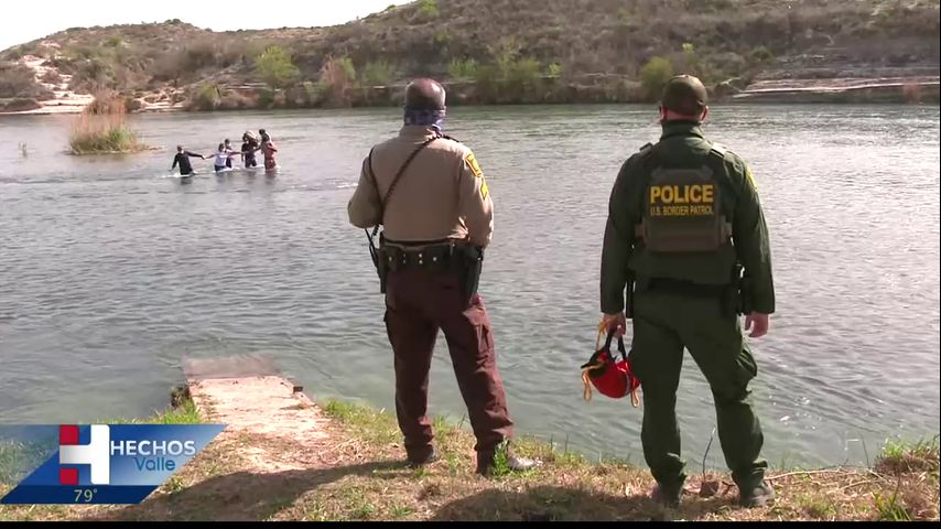 Adolescente de McAllen entrega estuches de emergencia para madres que dan a luz  al cruzar el río.