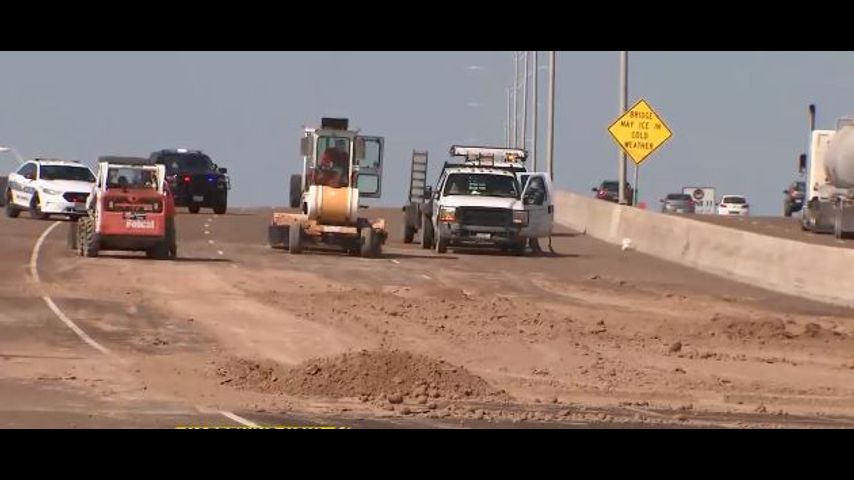 Derrame de petróleo cierra carretera en San Benito