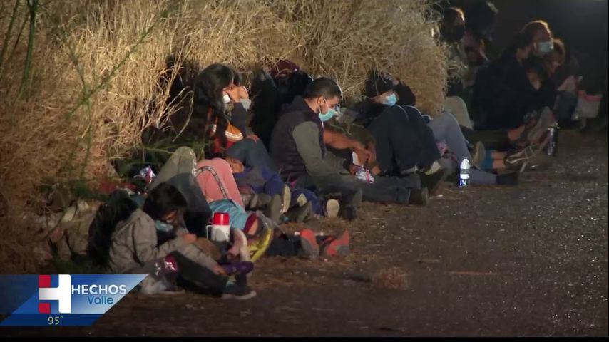 Grupo de ayuda: campamento de migrantes retornados cerca de la frontera con Texas