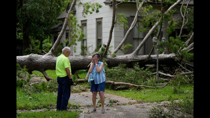 Beryl desata fuertes vientos y lluvias; deja 2 muertos y 2 millones sin electricidad