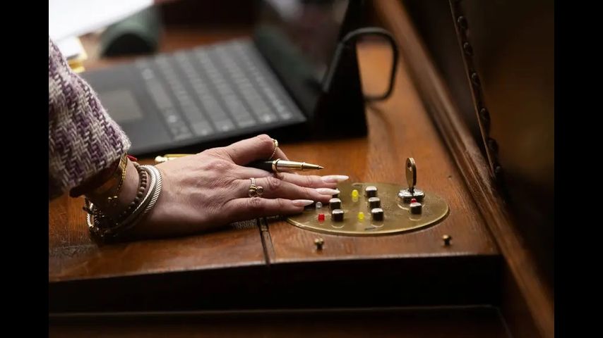 Overriding a Texas governor’s veto can be impossible. Lawmakers are trying to change that.