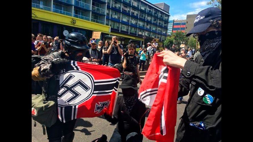 Texts between Portland police, far-right group draw scrutiny