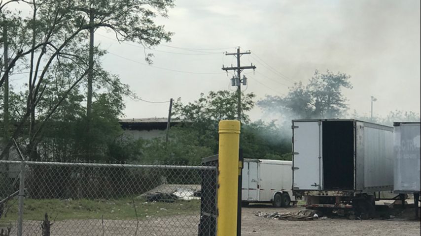 Equipos de Bomberos Responden a Incendio de Bodega en Hidalgo