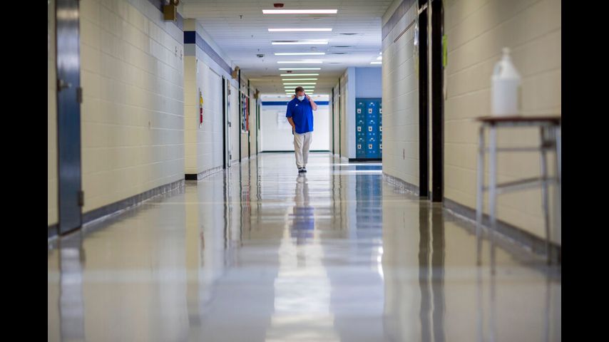 US officials recommend shorter COVID isolation, quarantine