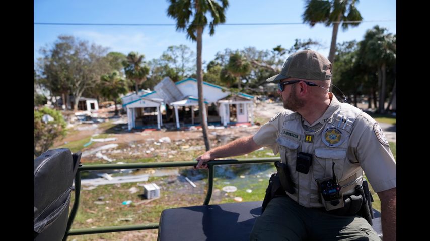 Rescatistas auxilian a personas atrapadas por huracán Helene. Hay al menos 21 muertos en 4 estados