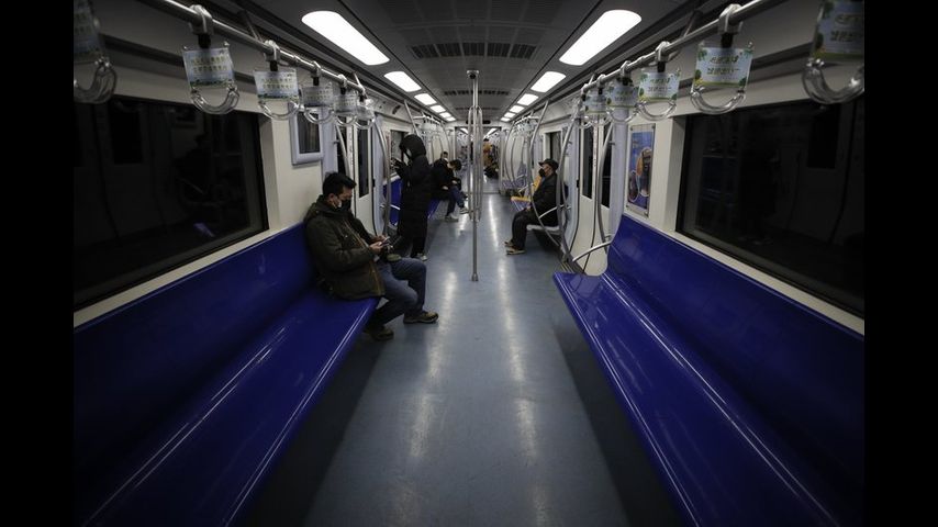 China reports 1,886 new virus cases, death toll up by 98