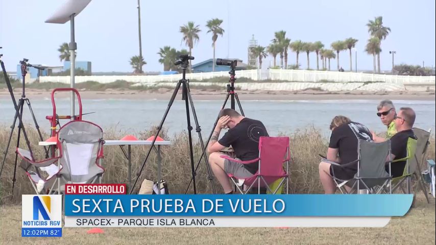 Residentes del Valle asisten al Parque Isla Blanca para ver la sexta prueba de vuelo de SpaceX