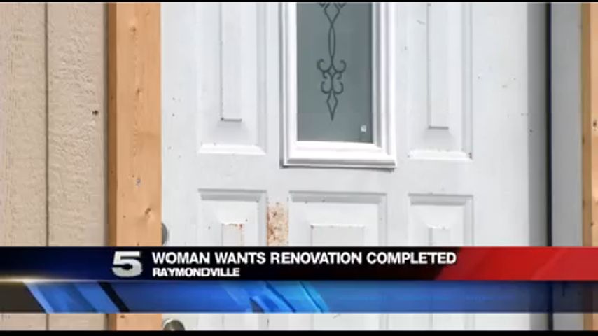 Mujer Descontenta por Trabajo Incompleto de Contratista