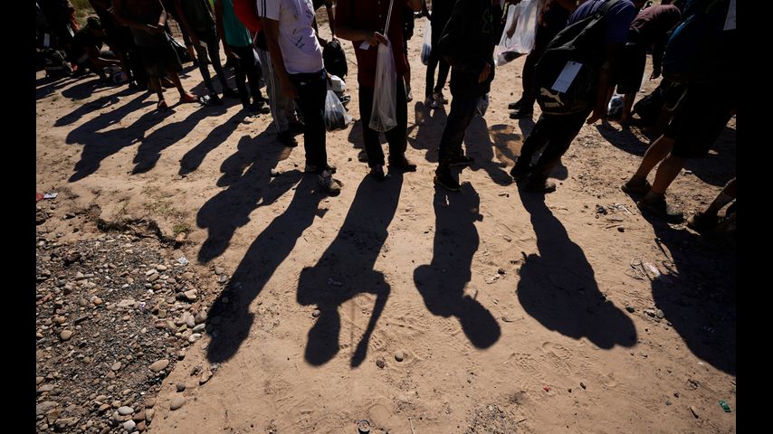 Texas' migrant arrest law will remain on hold under new court ruling - Vimarsana News