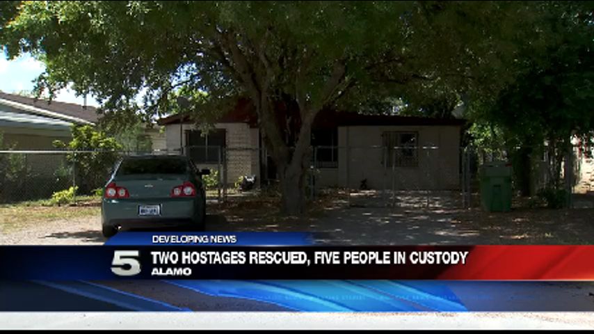 Rescatan a 2 Rehenes en Alamo, 5 Sospechosos en Custodia 