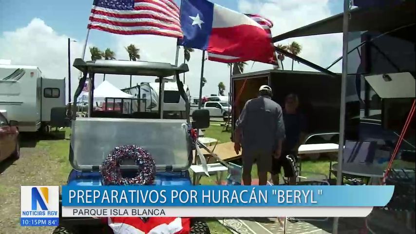 Residentes del parque Isla Blanca consideran evacuación ante la amenaza del huracán Beryl