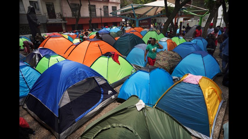 En espera de asilo en EEUU, migrantes improvisan su vida en campamentos en Ciudad de México