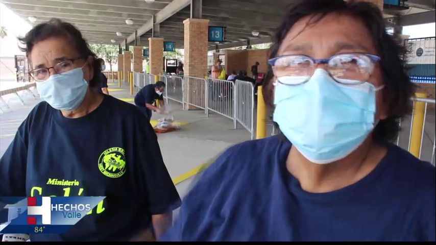 Hasta 300 familias indocumentadas llegan diariamente a la central de autobuses de Brownsville