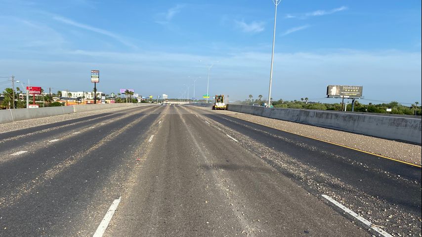 Desvían el tráfico vehicular de la autopista en Weslaco mientras las cuadrillas limpian un derrame de rocas