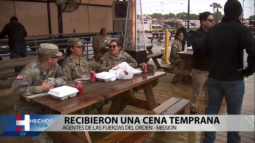 Agentes de las fuerzas del orden de Mission reciben cena ante el día de acción de gracias