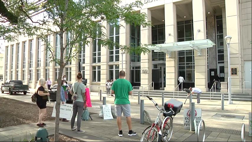 Judge extends order allowing abortion clinics to stay open amid legal battle over La. trigger laws - Vimarsana News