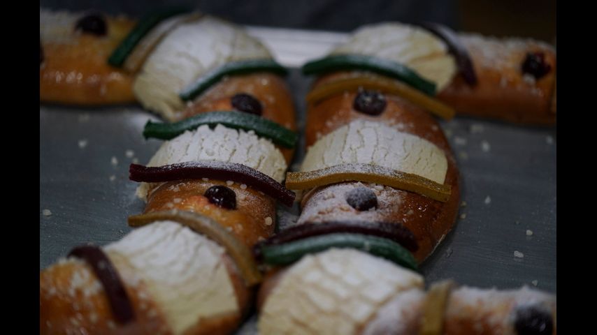 Mexicans continue tradition of king cakes