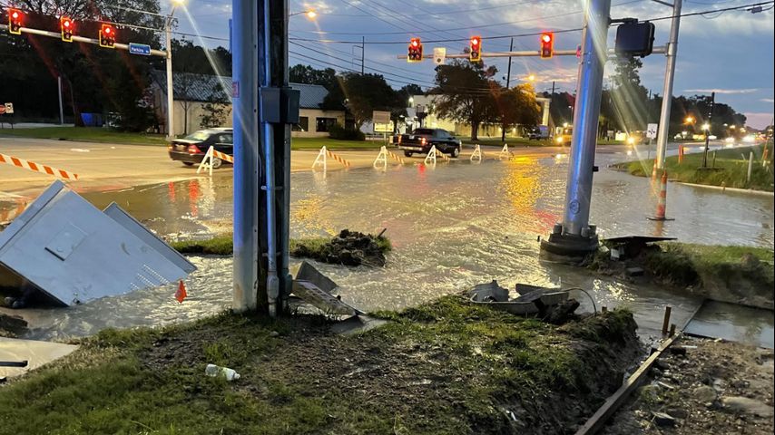 Water main rupture along Perkins Road leaves roadway flooded; crews on-site to drain, fix leak - WBRZ