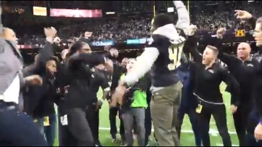 Video: Reggie Bush leads Superdome in Who Dat chant before Saints