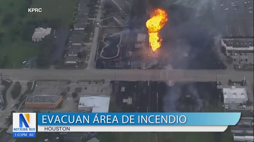 Autoridades evacúan zona cerca de Houston tras explosión e incendio en oleoducto