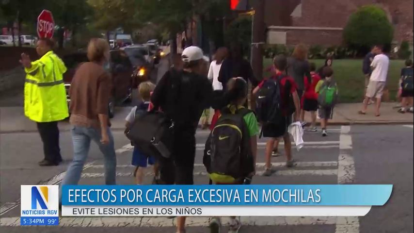 Evite lesiones en los niños por efectos por carga excesiva en mochilas