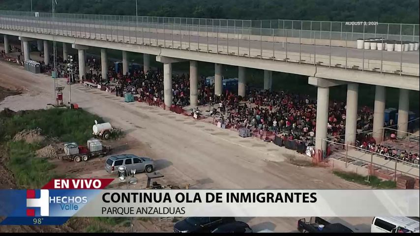 Denuncian migrantes que altas temperaturas y poco alimento es lo que viven detenidos bajo el puente Anzalduas