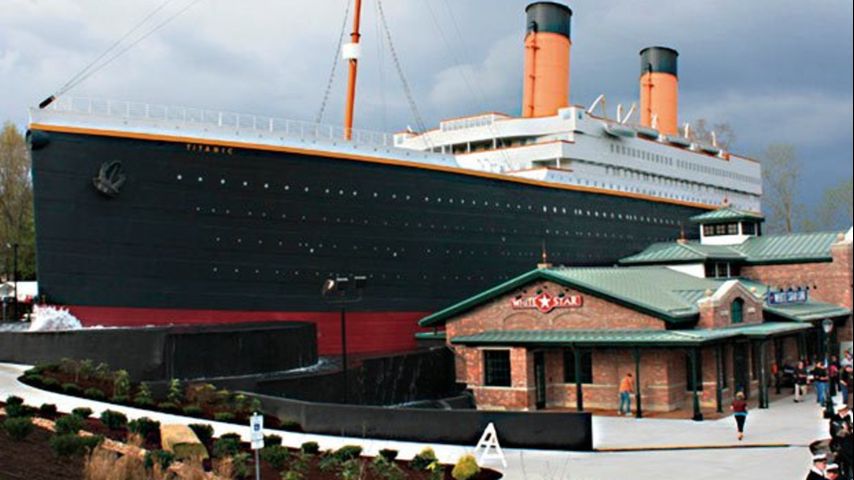 Iceberg wall collapse at Titanic Museum in Tennessee hurts 3